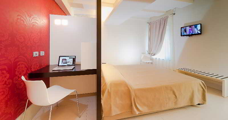 Bedroom 5, Savoy Hotel, Parma