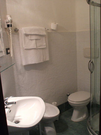 Bathroom 4, Hotel Torino, Brindisi