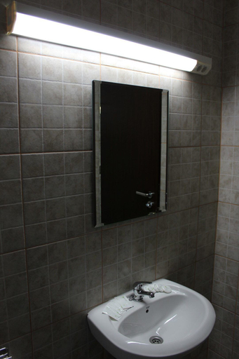 Bathroom 4, Hanul lui Bogdan, Faget