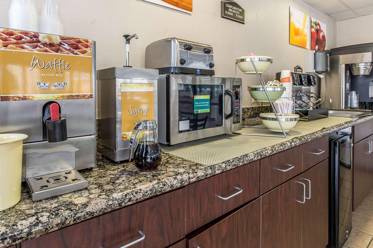 Food & Drinks 5, Quality Inn Montgomery South, Montgomery