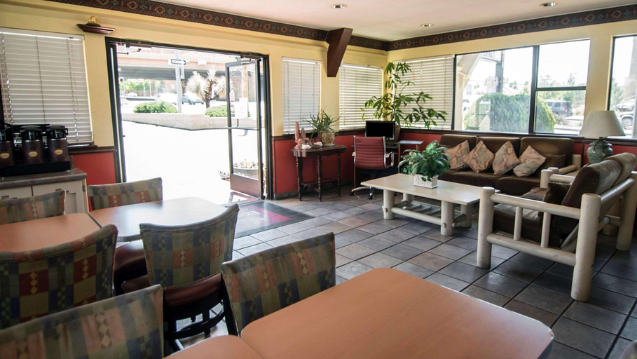 Public Area 2, Super 8 by Wyndham Albuquerque Downtown, Bernalillo