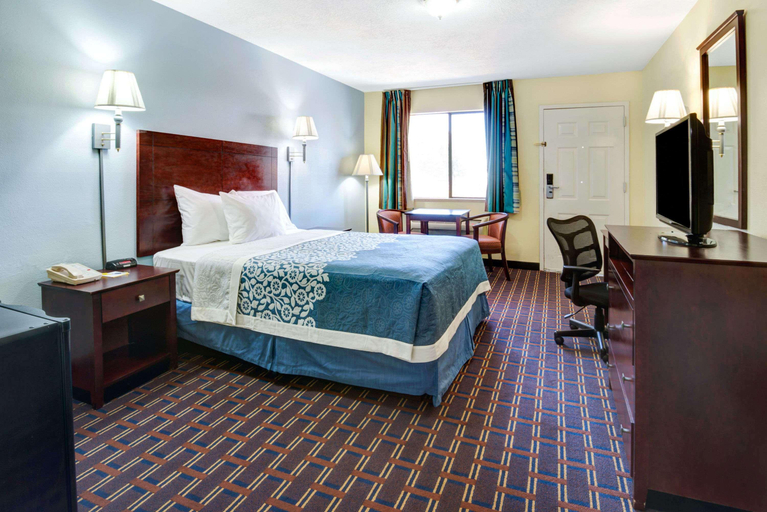 Bedroom 3, Days Inn & Suites by Wyndham Albuquerque West, Bernalillo