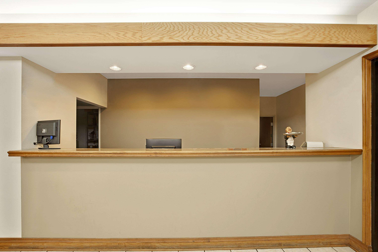 Public Area 2, Super 8 by Wyndham Hampshire IL, Kane