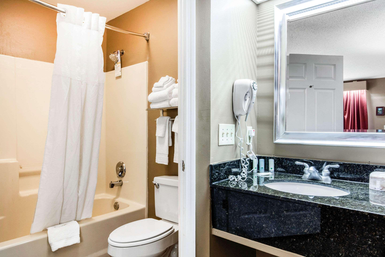 Bathroom, Quality Inn Bessemer I-20 exit 108, Jefferson