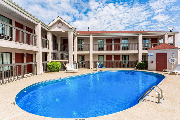 Sport & Beauty 5, Econo Lodge Inn & Suites, Rutherford