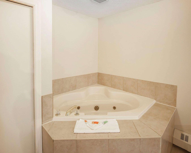 Bathroom 4, Coast Hinton Hotel, Division No. 14