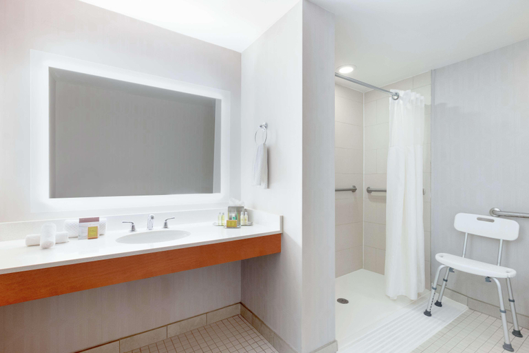 Bathroom 5, Doubletree by Hilton Hotel Atlanta Airport, Fulton