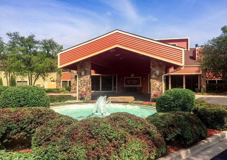 Exterior & Views 5, Clarion Inn, Lake