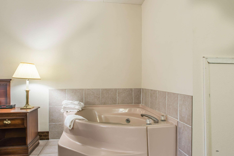 Bathroom 4, Rodeway Inn Brookville, Jefferson