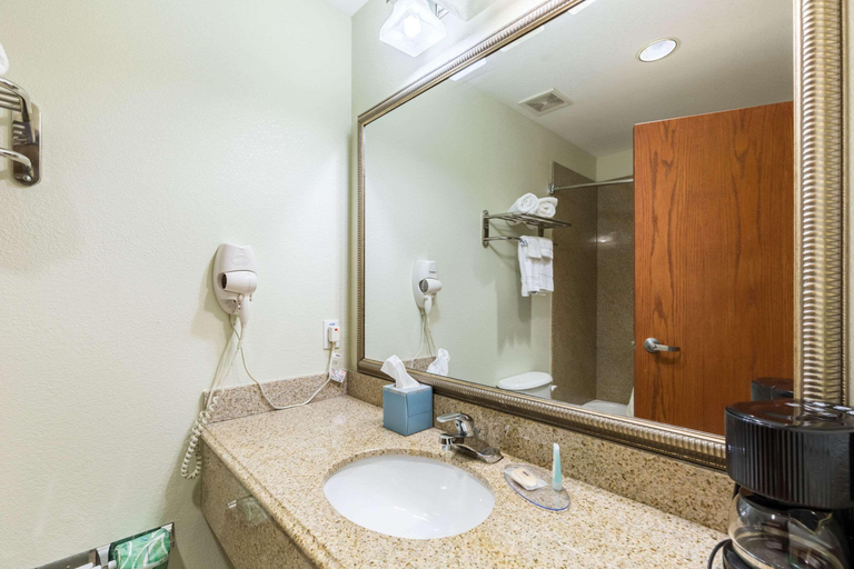 Bathroom 5, Suburban Studios Beaumont, Jefferson