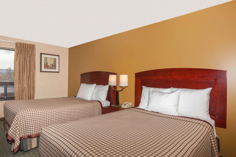 Bedroom 3, Days Inn by Wyndham Utica, Oneida