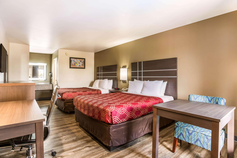 Bedroom 3, Econo Lodge Inn & Suites, Rutherford