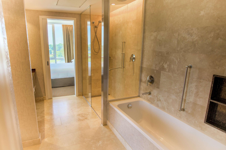 Bathroom 5, Hilton Pilar, Pilar