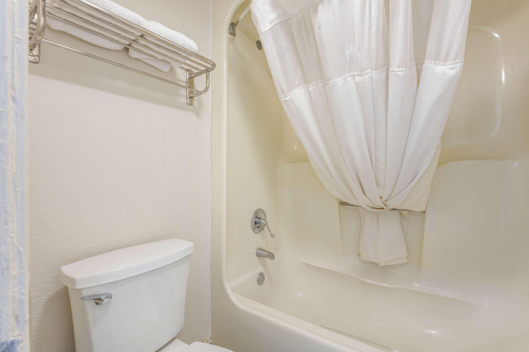 Bathroom 5, Quality Inn Forrest City I-40, Saint Francis