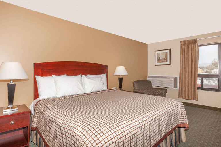 Bedroom 3, Days Inn by Wyndham Utica, Oneida