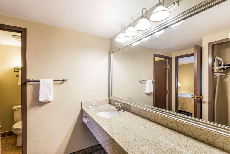 Bathroom 4, Quality Suites Milwaukee Airport, Milwaukee