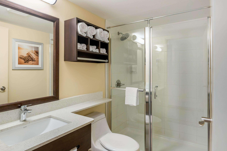 Bathroom 5, Quality Inn & Suites Bathurst Area, Gloucester