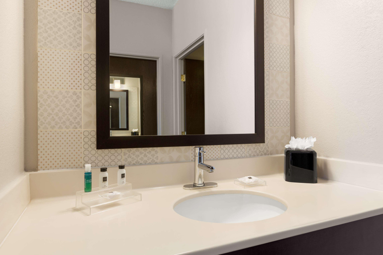 Bathroom 5, Country Inn & Suites by Radisson, Austin North (Pf, Travis