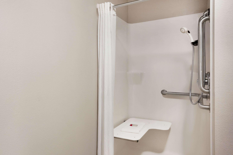 Bathroom 4, Baymont by Wyndham Hearne, Robertson