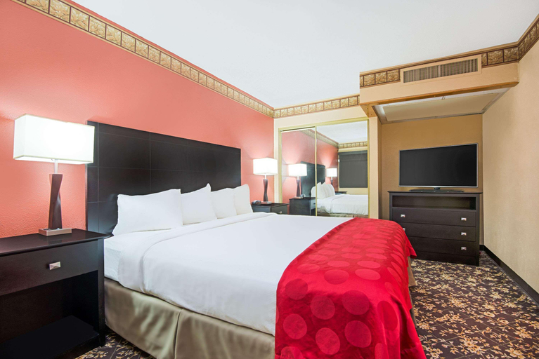 Bedroom 3, Ramada Plaza & Conf Center by Wyndham Gillette, Campbell