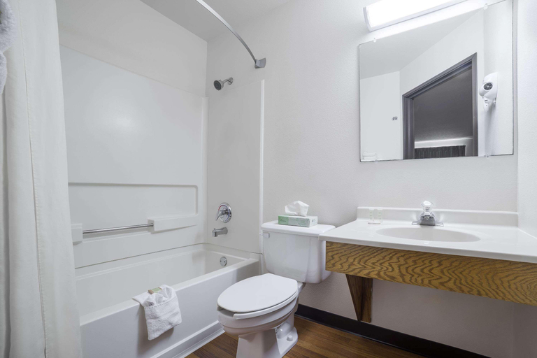 Bathroom 4, Super 8 by Wyndham Park Rapids, Hubbard