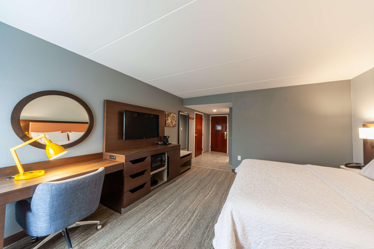 Bedroom 3, Hampton Inn Winchester N/Conference Center, Frederick