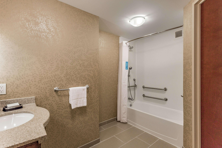Bathroom 4, Hampton Inn Manhattan Grand Central, New York
