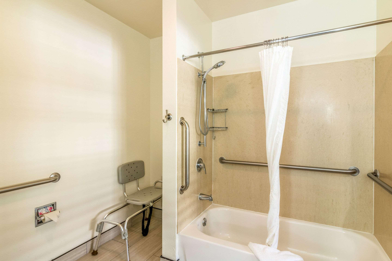 Bathroom 4, Inn at 50 at Long Beach Convention Center, Los Angeles