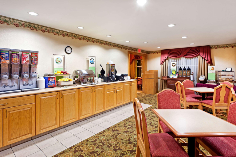 Food & Drinks 5, Country Inn & Suites by Radisson, Harrisburg NE, Dauphin
