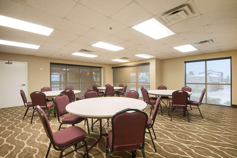 Food & Drinks 5, Comfort Suites Beachside, Cameron