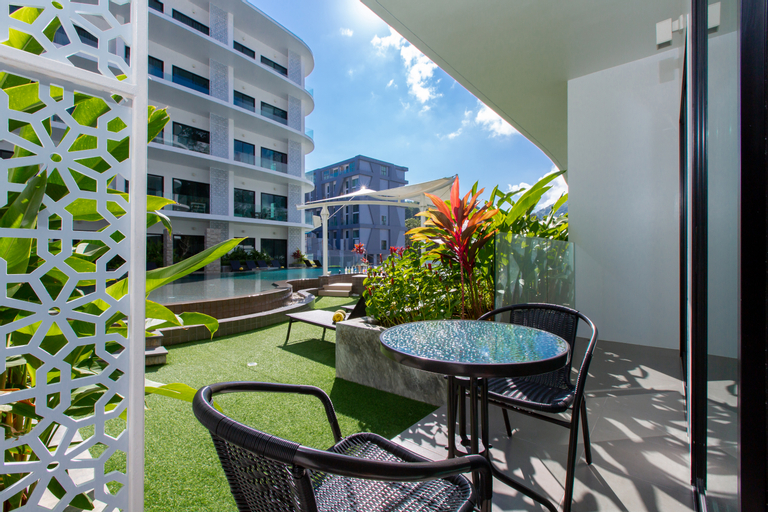 Exterior & Views 8