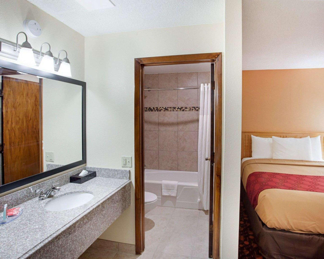 Bathroom 4, Econo Lodge Phillipsburg, Phillips