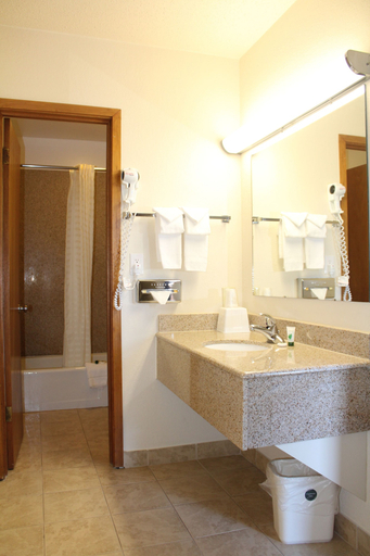 Bathroom 4, Caravan Inn, Garfield