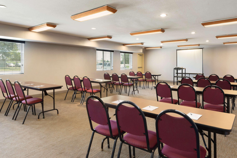 Food & Drinks 4, Country Inn & Suites by Radisson,Cedar Rapids Airp, Linn