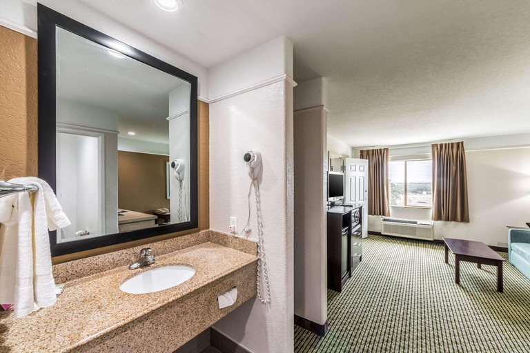 Bathroom 4, Quality Inn Suites Seaworld North, Bexar