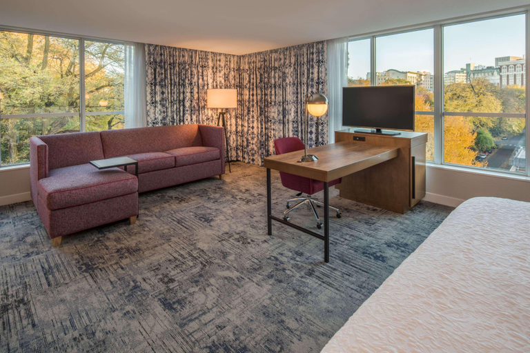 Bedroom 3, Hampton Inn & Suites Portland/Pearl District, Multnomah