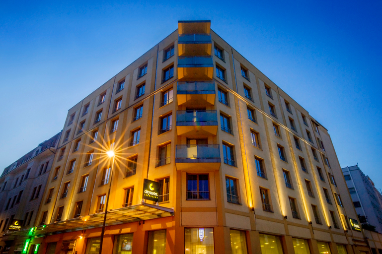 Exterior & Views