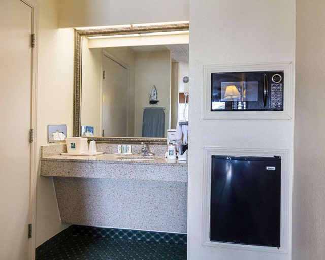Bathroom 4, Quality Inn & Suites Southwest, Hinds