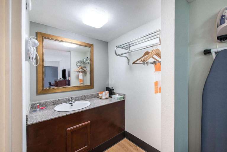 Bathroom 5, Rodeway Inn, Berrien