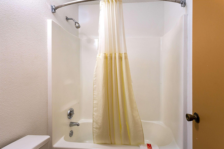 Bathroom 4, Rodeway Inn & Suites Birmingham I-59 exit 134, Jefferson