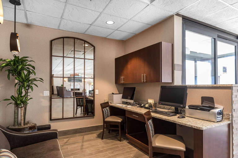 Public Area 3, Comfort Inn Bay City - Riverfront, Bay