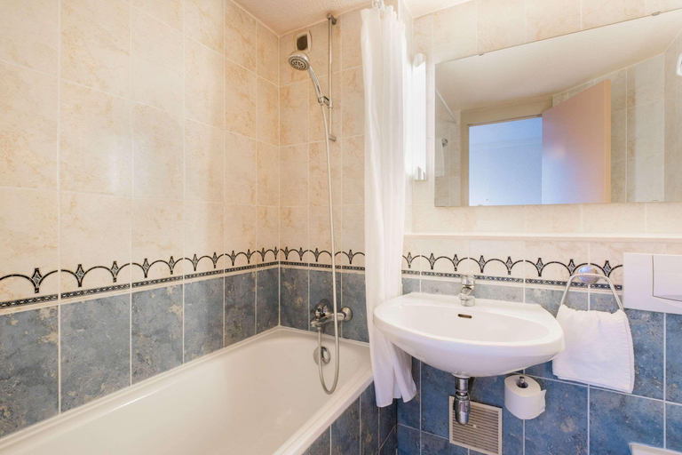 Bathroom 4, Hôtel des Arcades de Cachan Grand Paris Sud, Val-de-Marne