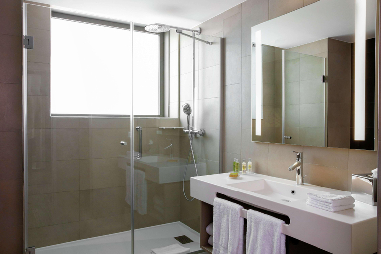Bathroom 4, Hilton Garden Inn Bordeaux Centre, Gironde