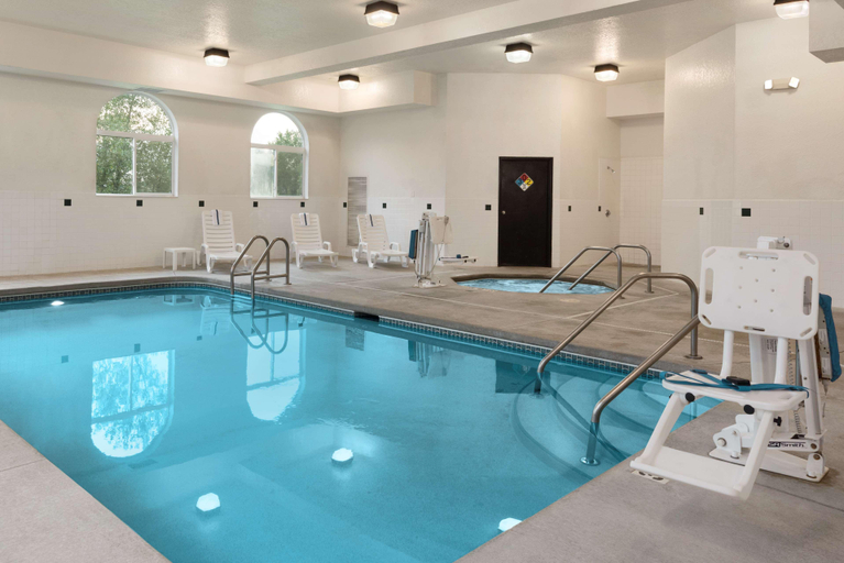 Sport & Beauty, Country Inn & Suites by Radisson,Cedar Rapids Airp, Linn