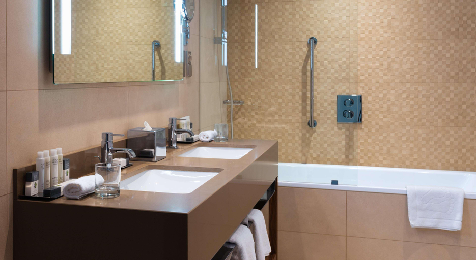 Bathroom 5, DoubleTree by Hilton Krakow Hotel & Convention Cen, Kraków City