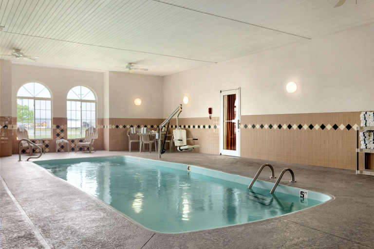 Sport & Beauty 5, Country Inn Suites By Radisson Nevada Mo, Vernon
