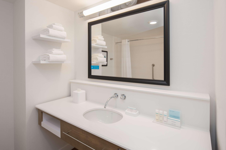 Bathroom 4, Hampton Inn & Suites Portland/Pearl District, Multnomah