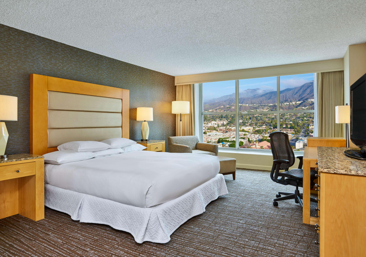 Bedroom 3, Hilton Los Angeles North Glendale & Executive, Los Angeles