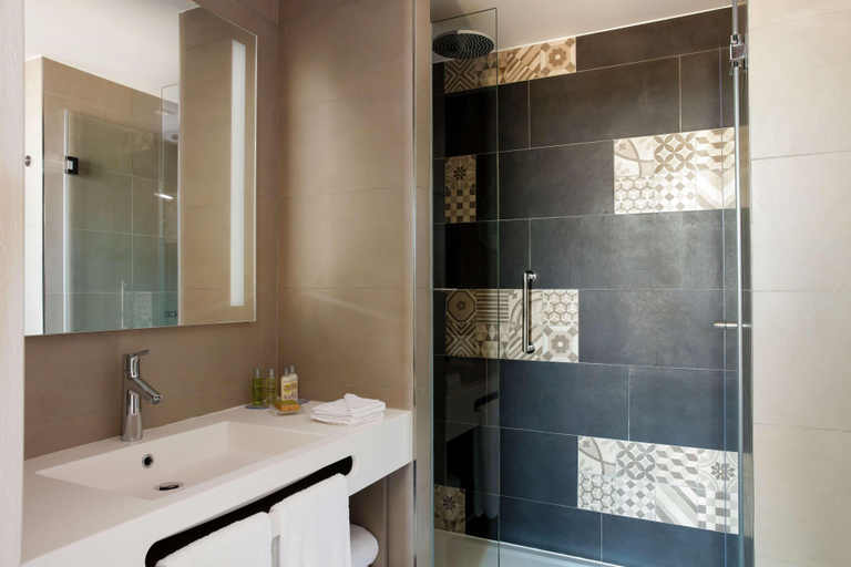 Bathroom 3, Hilton Garden Inn Bordeaux Centre, Gironde