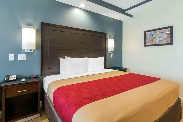 Bedroom 3, Econo Lodge Inn & Suites Houston Willowbrook, Houston
